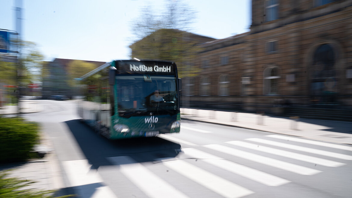 Grafik: Stadtbus fährt an Gebäude vorbei