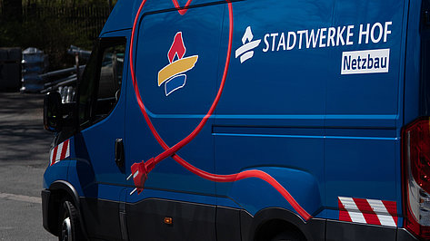 Grafik: Fahrzeug der Stadtwerke Hof mit Logo