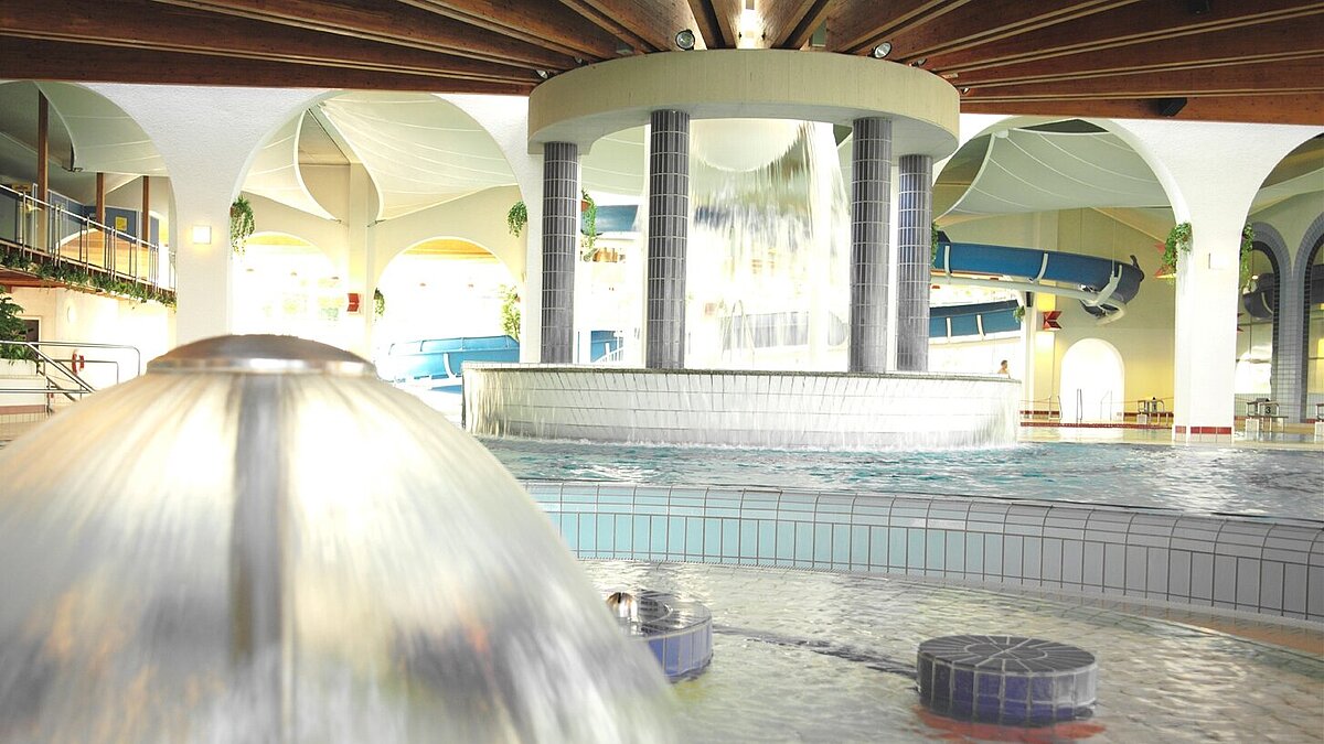 Grafik: Hallenbad mit Planschbecken, römischen Brunnen und Nichtschwimmerbecken.