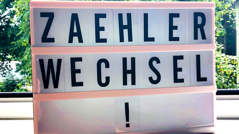 Grafik: LED-Leuchtkasten mit dem Schriftzug "Zaehlerwechsel!"