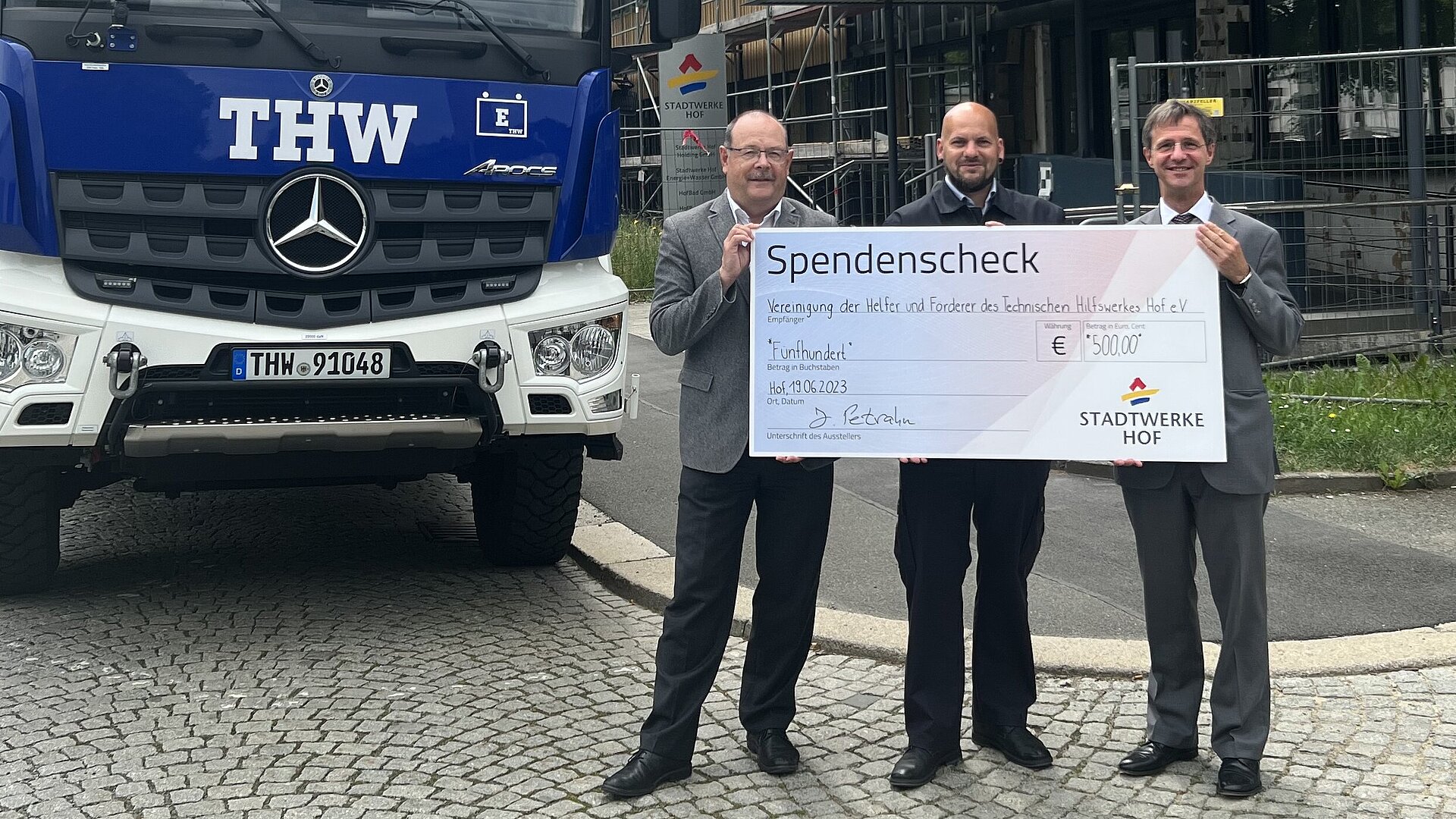Auf dem Bild sind Geschäftsführer Jean Petrahn und Prokurist / technischer Bereichsleiter Jürgen Bolz gemeinsam mit Sascha Schertel von der Helfervereinigung der THW Hof e. V. abgebildet. Gerade wird ein Spendenscheck i. H. v. 500,00 € übergeben.