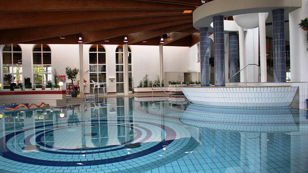 Grafik: Hallenbad Nichtschwimmerbecken mit Blick auf einen römischen Brunnen. 