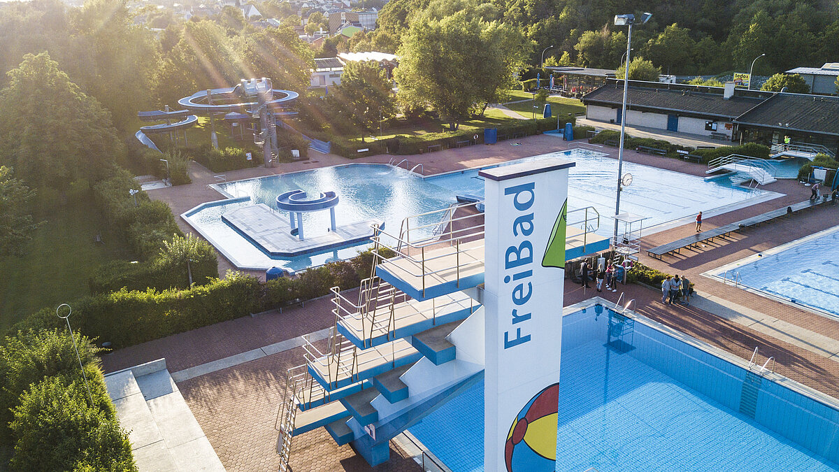 Grafik: Sprungturm, Spaßbecken und Rutsche im FreiBad