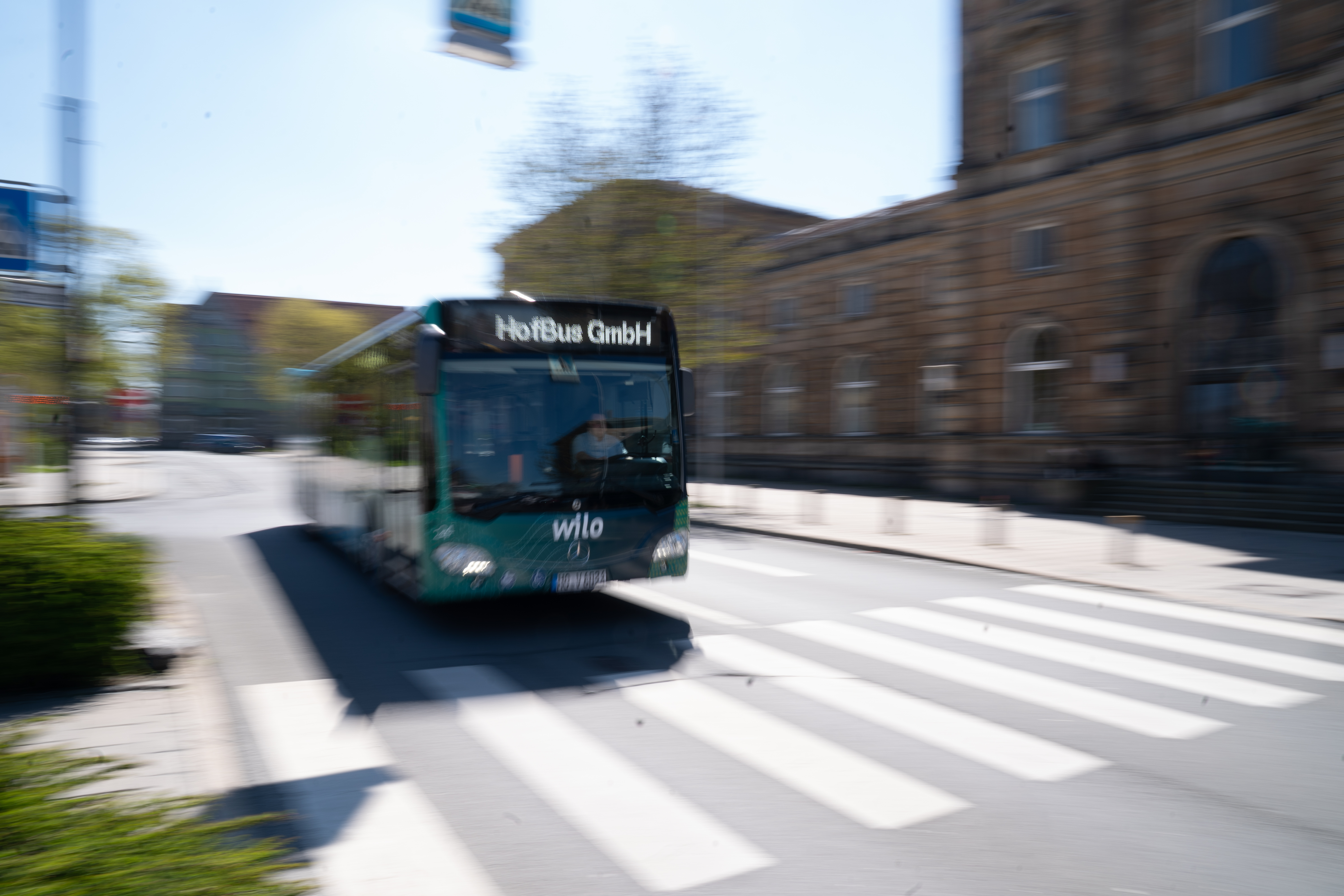 Grafik: Stadtbus fährt an Gebäude vorbei